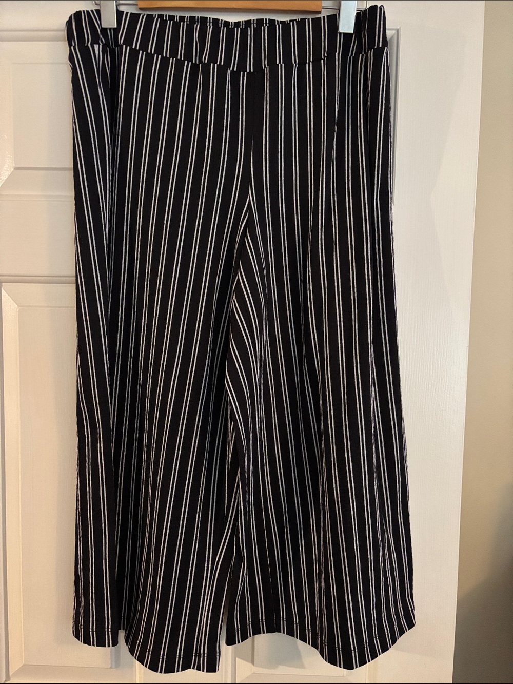 Zoe + Phoebe slip on wide-leg cropped pant - size Large